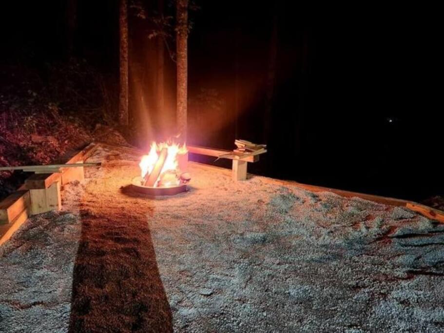 Rustic Modern Cabin With Hot Tub Near Rafting And Great Smokey Mountains مدينة كليرمونت المظهر الخارجي الصورة