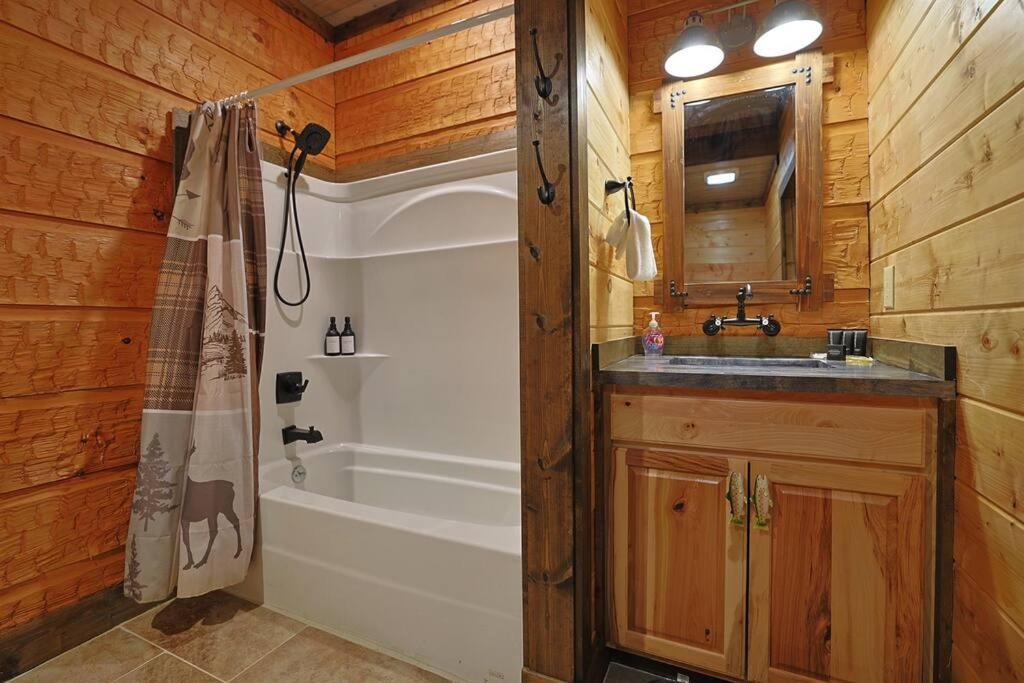 Rustic Modern Cabin With Hot Tub Near Rafting And Great Smokey Mountains مدينة كليرمونت المظهر الخارجي الصورة