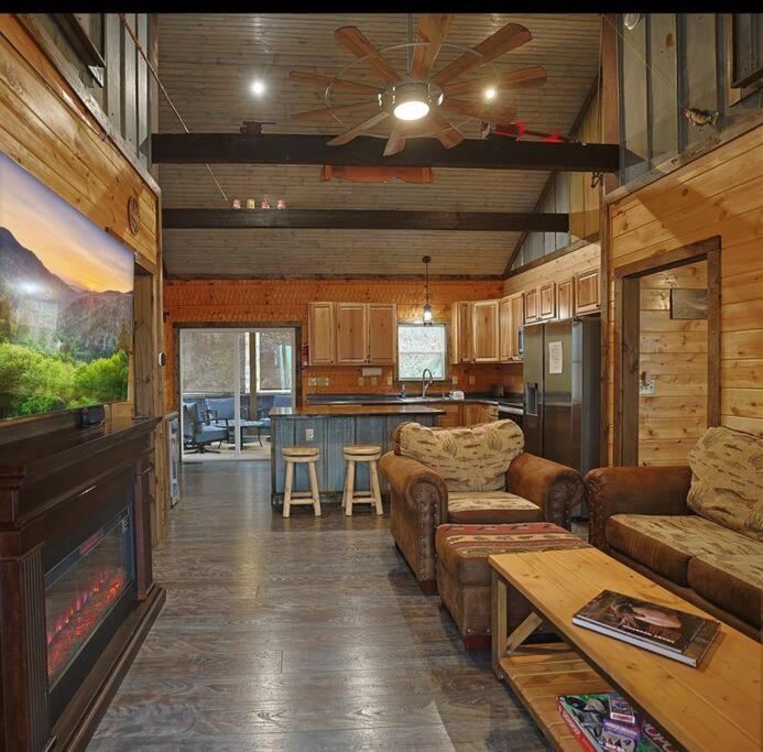Rustic Modern Cabin With Hot Tub Near Rafting And Great Smokey Mountains مدينة كليرمونت المظهر الخارجي الصورة