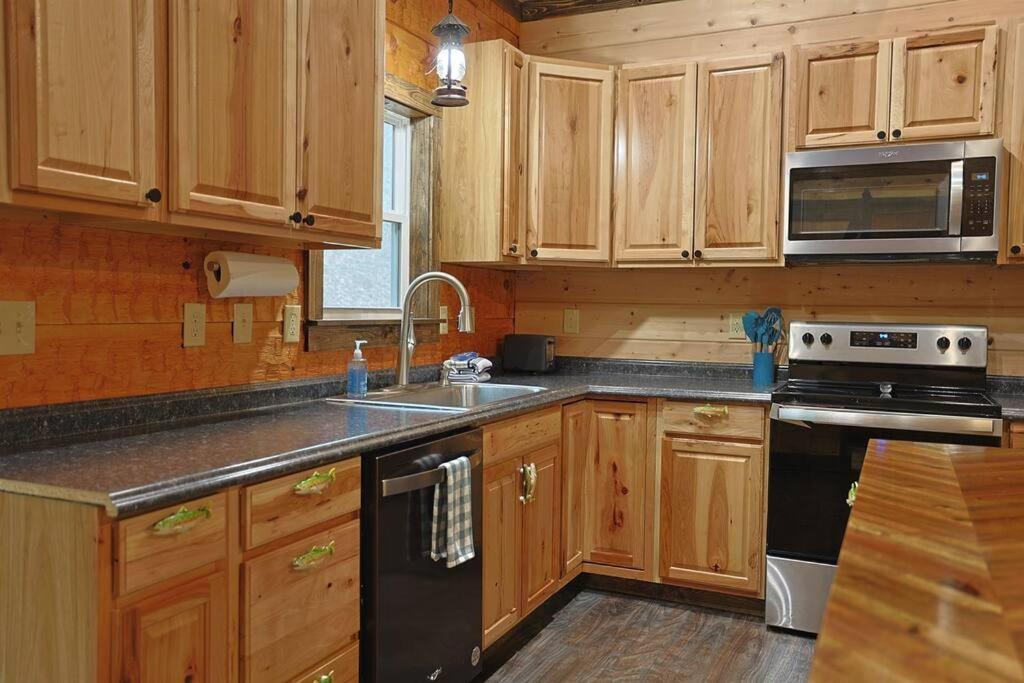 Rustic Modern Cabin With Hot Tub Near Rafting And Great Smokey Mountains مدينة كليرمونت المظهر الخارجي الصورة